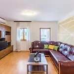 3 Bedroom Stunning In アパート