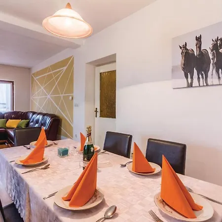 3 Bedroom Stunning In Apartment Pula