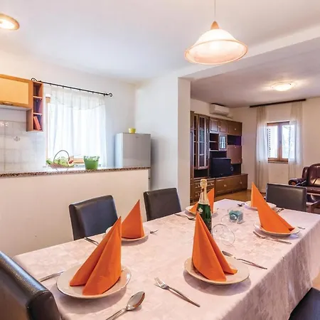 3 Bedroom Lovely In Apartment Pula