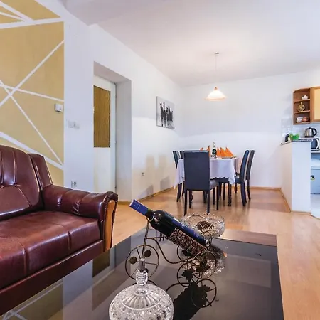 3 Bedroom Stunning In Апартаменти Пула