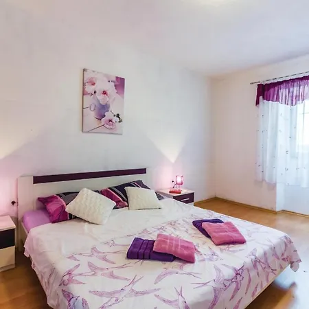 3 Bedroom Stunning In Apartment *